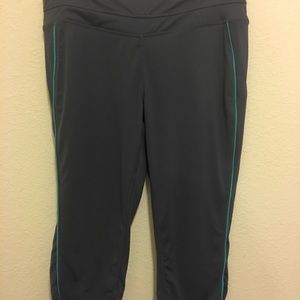 Women’s Tangerine Capri workout leggings. Size L